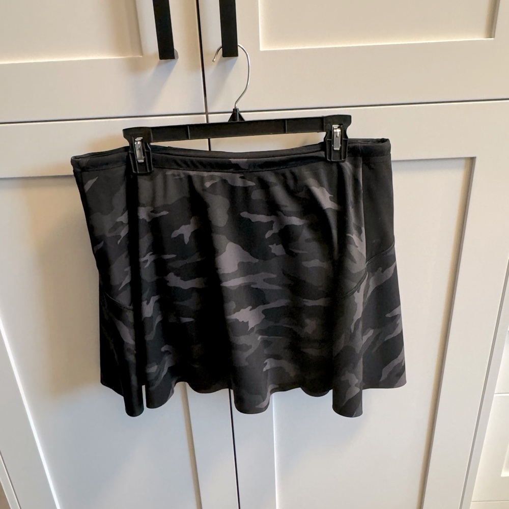Athleta Black and Gray Skorts Flowy High-Waisted Design